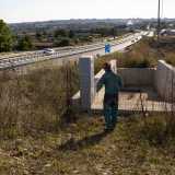 Ci inerpichiamo quindi lungo una breve altura per raggiungere una struttura in cemento armato posta di fianco alla statale 96 e protetta da una rete in ferro